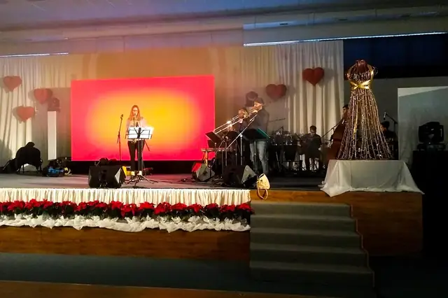 Pódium s projekciou na konferencii