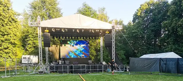 Vonkajšie pódium s LED obrazovkou