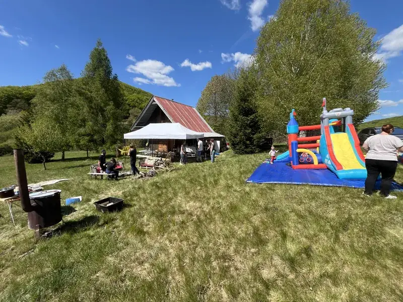 Party stan a detský skákací hrad na záhradnej oslave
