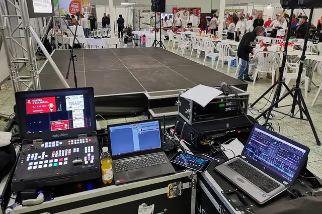 Mixážne a video zariadenie pri pódiu