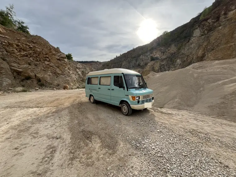 FOTOAUTO, retro Mercedes-Benz T1 v pistáciovej farbe, v lome