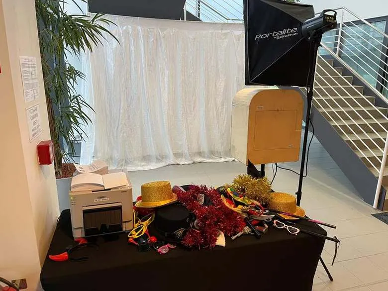 Fotobúdka s bielou stenou a softboxmi pripravená na svadbu