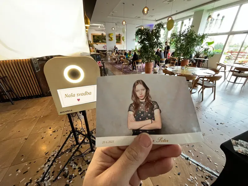 Fotobúdka FRAMES.sk na svadbe s vytlačenou fotografiou pre hostí