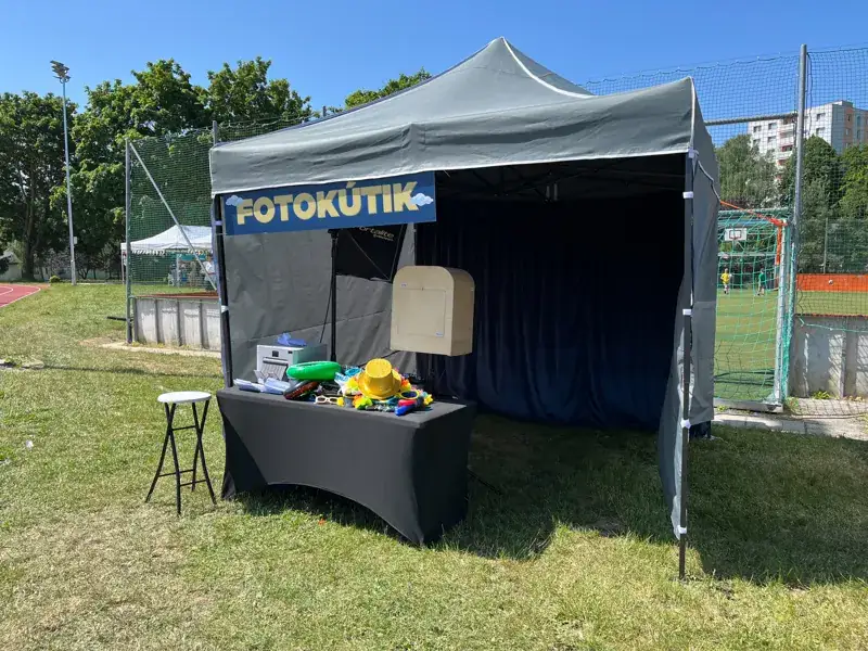 Fotobúdka s rekvizitami a tlačiarňou postavená v stane