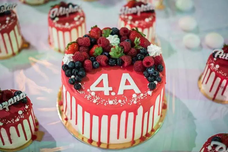 Stužková torta s označením triedy