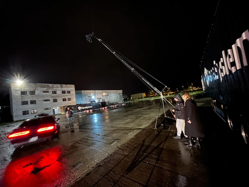 Kamerový žeriav pri nočnom natáčaní videoklipu
