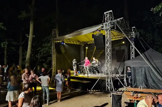 Večerný koncert na pódiu