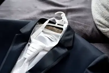 Svadobný oblek a vestička pripravené na ženícha